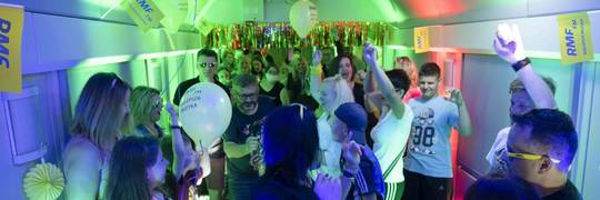 Imprezowy pociąg z gwiazdami pojedzie z Wrocławia nad Bałtyk. Na pokładzie Michał Szpak, Lanberry, Blue Cafe, Margaret i inni [ZDJĘCIA, TRASA, ROZKŁAD JAZDY]