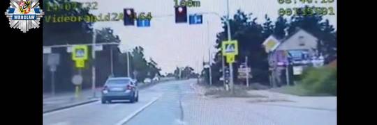 „Późne pomarańczowe” kosztowało kierowcę 1000 zł [WIDEO]