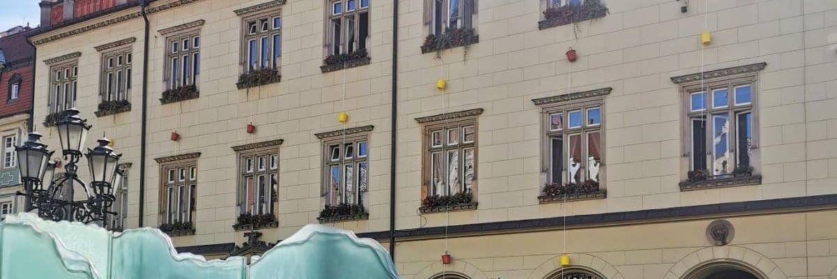 Z okien wrocławskiego ratusza zwisają plastikowe wiadra na sznurkach. O co chodzi? [ZDJĘCIA]