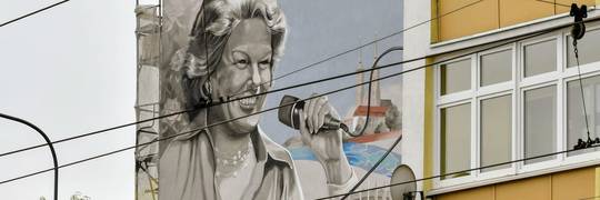 Nowy mural we Wrocławiu. To Maria Koterbska z niebieskim tramwajem [ZDJĘCIA]