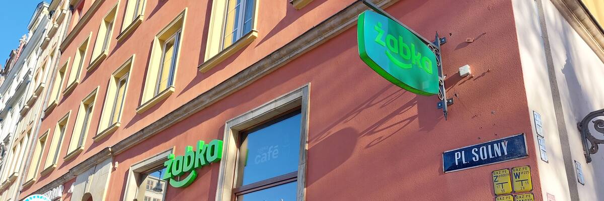 Żabka w niedzielę 23 czerwca. Jak w niedzielę otwarte są Żabki? [23.06.2024]