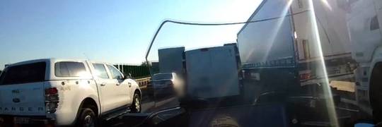 Mega korek na A4. Transport drogich leków omal nie trafił do śmieci [ZDJĘCIA, WIDEO]