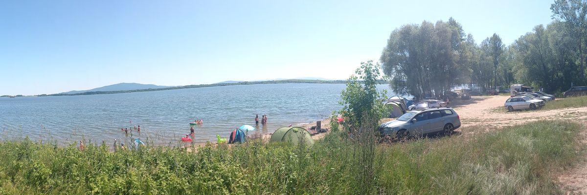 Niebezpiecznie nad zalewem Mietkowskim. Pijany 32-latek jeździł samochodem między plażowiczami