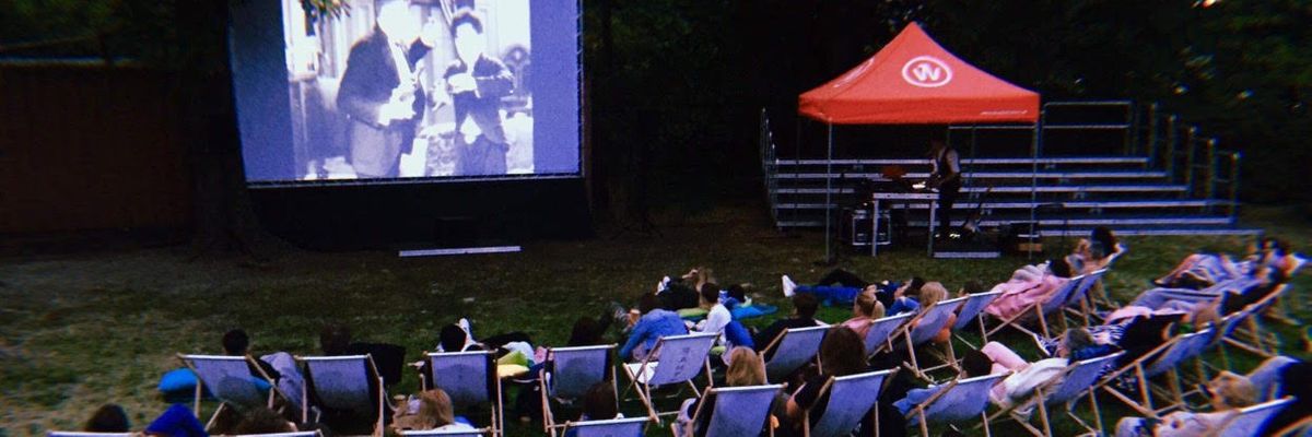 Kino lepie w ogrodzie WTP. Wyświetlą film Chaplina z muzyką graną na żywo