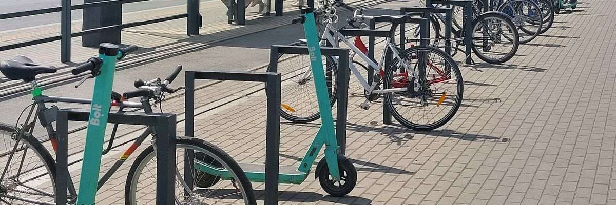 Wrocław: 2,5 tys. dla kierującego hulajnogą. Nie mógł utrzymać równowagi pod komisariatem