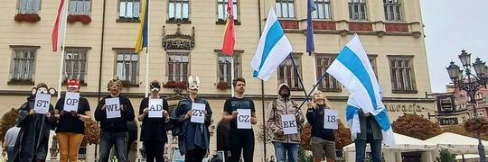 Wrocław: Rosjanie urządzili happening na Rynku. Zrobili to, co 31 lat temu w Moskwie [ZDJĘCIA]