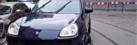 Przechodniów zaniepokoił styl jazdy kierowcy porsche. Interweniowała policja