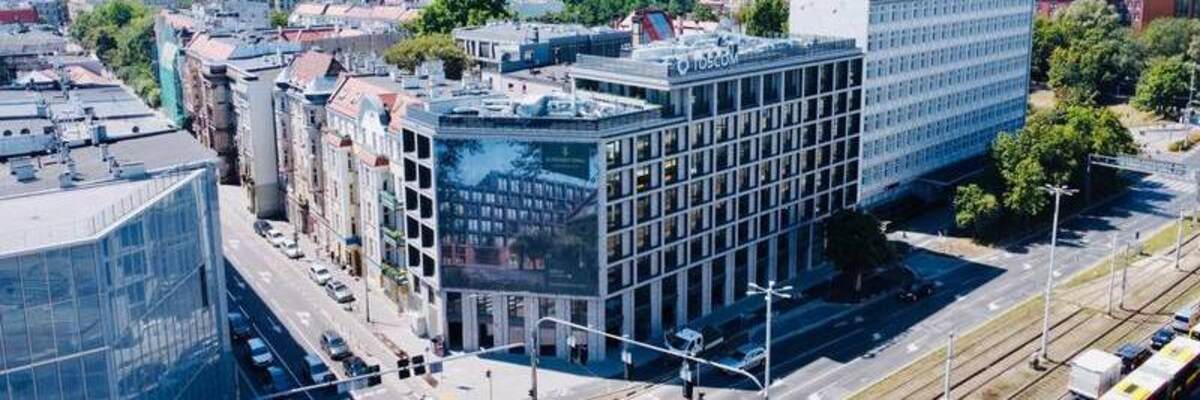 Nowy apartamentowiec przy Traugutta sprzedany. Wiemy, kto go kupił i co zamierza tu zrobić [ZDJĘCIA]