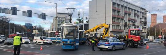 Wrocław: Wykolejenie na pl. Legionów. Dźwig stawia tramwaj na torach