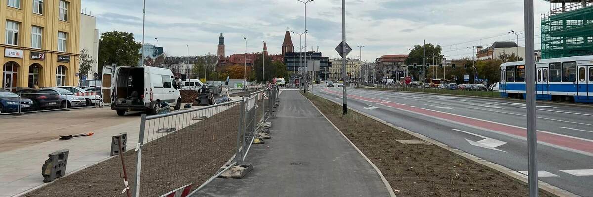 Nowa droga dla rowerów na Legnickiej. Nie muszą już lawirować między samochodami [ZDJĘCIA]