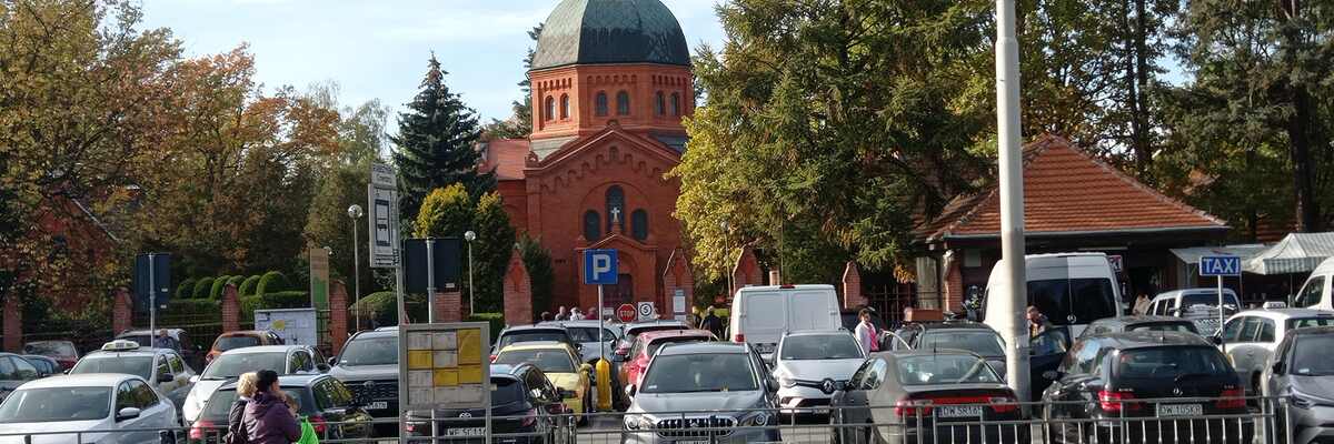 Wrocław: Czy można jeszcze dojechać samochodem do cmentarzy? Zmiana organizacji ruchu na 1 listopada
