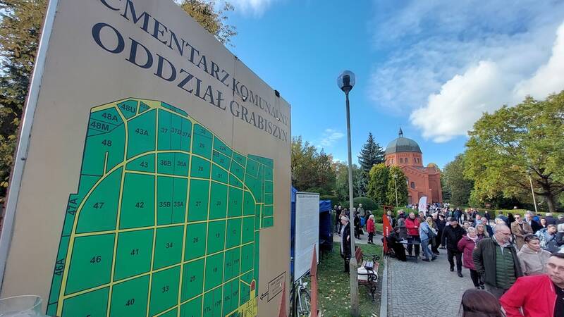 Wszystkich Świętych 2023 na Cmentarzu Grabiszynskim we Wrocławiu. Mieszkańcy i przyjezdni od rana odwiedzają groby bliskich na wrocławskich nekropoliach. Na Cmentarzu Grabiszyńskim od wczesnych godzin porannych panuje wzmożony ruch. Piękna pogoda zachęca ludzi nie tylko do odwiedzenia grobów najbliższych, ale też i dalszych przyjaciół. Zobaczcie najnowsze zdjęcia z cmentarza przy ul. Grabiszyńskiej. / fot. Bartosz Senderek