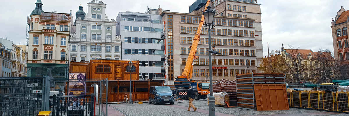Wrocław: Na Rynku już budują Jarmark Bożonarodzeniowy. Kiedy otwarcie? [ZDJĘCIA]