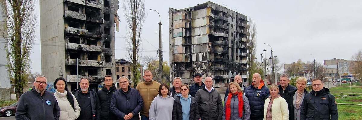 Dolnośląscy radni z wizytą na Ukrainie. Pokazali drastyczne zdjęcia z Buczy i Irpienia [ZOBACZ]