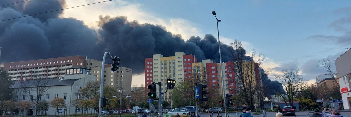 Duży pożar we Wrocławiu. Kłęby czarnego dymu nad Gądowem [ZDJĘCIA]