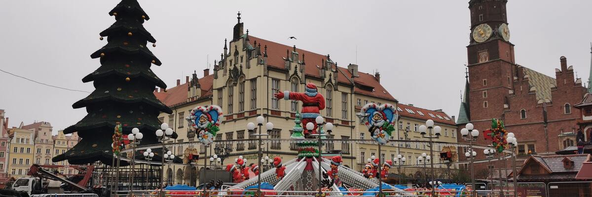 Wrocław już prawie gotowy na Boże Narodzenie. Na Rynku stanęła choinka i Święty Mikołaj [NOWE ZDJĘCIA]
