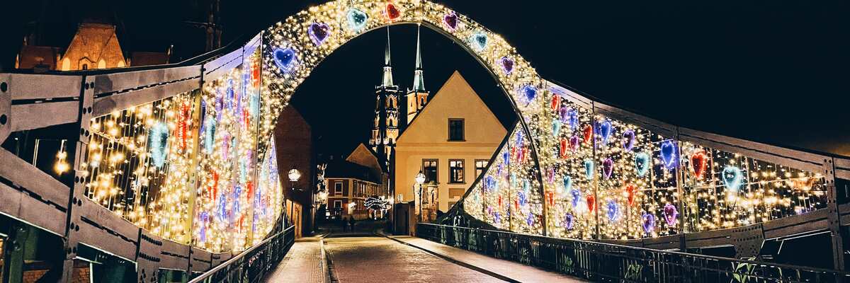 Wrocław ogranicza świąteczne iluminacje. Psycholożka: Możemy przez to czuć się gorzej [BADANIE]