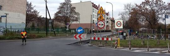 Wrocław: Ruszył remont na Brochowie. Wymienią nawierzchnię, zamontują progi i słupki [ZDJĘCIA]