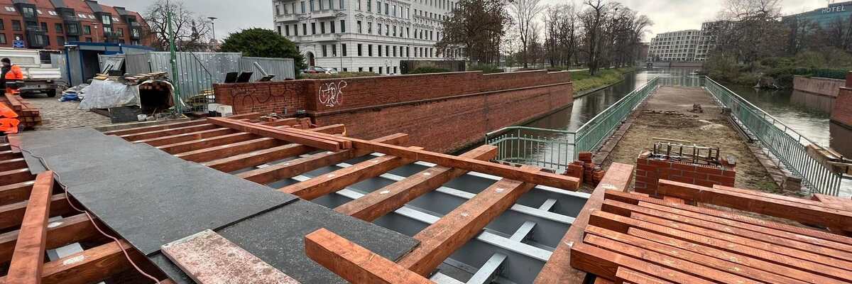 Remont mostu św. Klary we Wrocławiu. Przeprawa już spina oba brzegi [ZDJĘCIA]