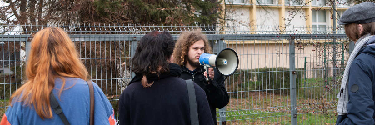 Protest ekologów przed XIV LO we Wrocławiu. Dyrekcja: Dbamy o bezpieczeństwo uczniów [ZDJĘCIA]