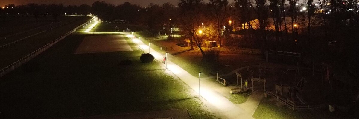 Park Linearny na Partynicach już oświetlony. Latarnie nie będą świecić przez całą noc [ZDJĘCIA]
