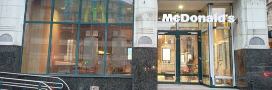 We Wrocławiu powstaje nowy McDonald. „Złote łuki” już zawisły w zabytkowej kamienicy [ZDJĘCIA]