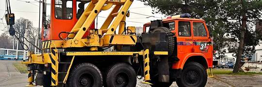 Dźwig, który jeździł do wrocławskich wykolejeń trafił na Allegro [ZDJĘCIA]