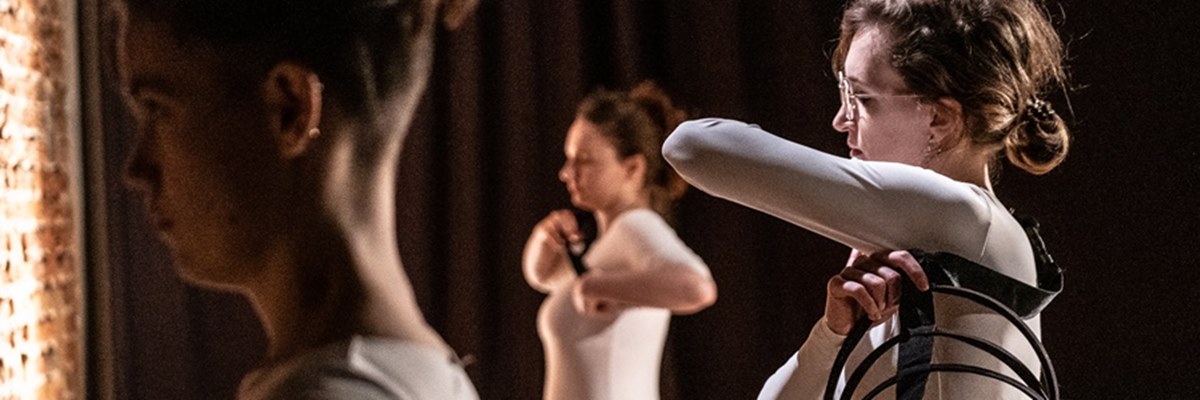 Deformacja kręgosłupa inspiracją dla artystów. „Eski” w „Teatrze na faktach”