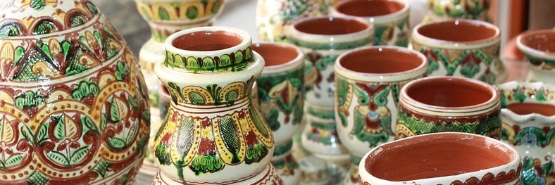 Власноруч виготовлена тарілка, декорована методом сграфіто - майстер-класи з кераміки для пенсіонерів