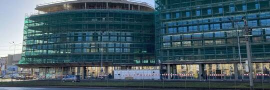 Nowy biurowiec przy pl. Jana Pawła II. Wiemy, jakie sklepy i punkty usługowe się w nim znajdą