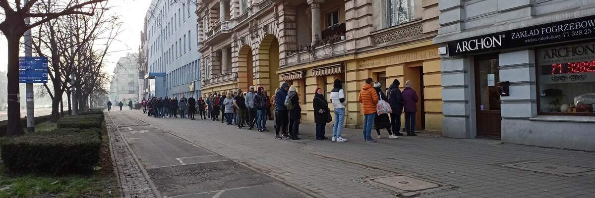 Tłusty czwartek we Wrocławiu. Pod tymi kultowymi cukierniami ustawiają się kolejki [ZDJĘCIA]