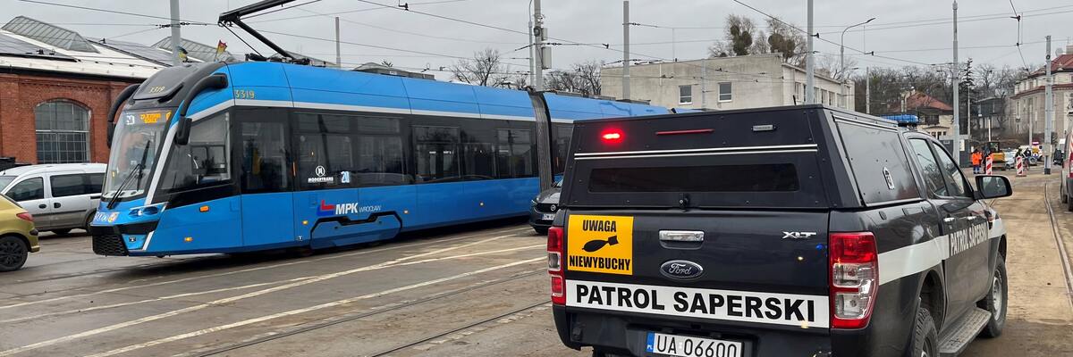 Saperzy w zajezdni „Borek”. Na terenie zakładu znaleziono granat [ZDJĘCIA]