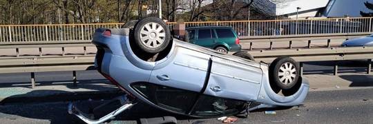 Dachowanie na Moście Milenijnym. Policja wskazała winnego [ZDJĘCIA]