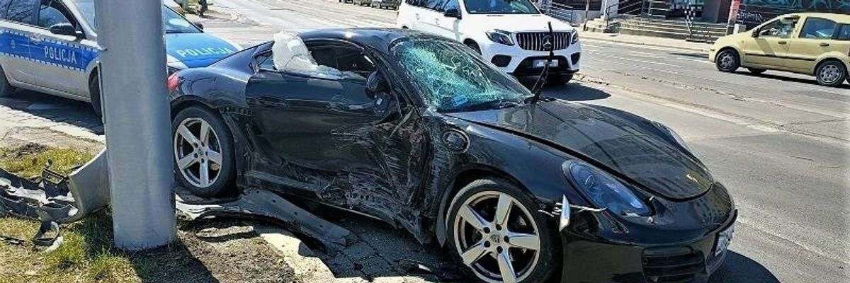 Wrocław: Kolizja na Trzebnickiej. Porsche zepchnięte na latarnię [ZDJĘCIA]