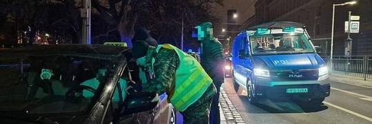 Wrocław: Nocna akcja policji wymierzona w „taksówki na aplikację”. Zatrzymano 13 kierowców