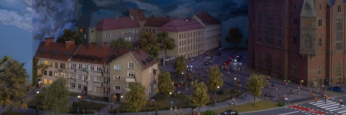 Czarne chmury nad wrocławskim Kolejkowem. Makietę zalewa deszcz [ZOBACZ]