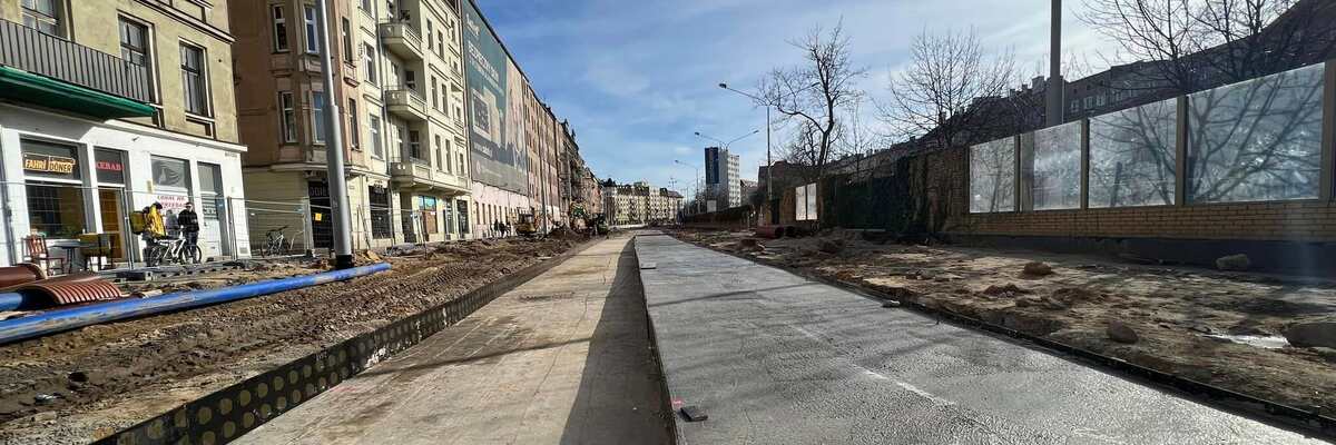Remont ul. Pomorskiej we Wrocławiu. Jest już podbudowa pod nowe torowisko [NOWE ZDJĘCIA]
