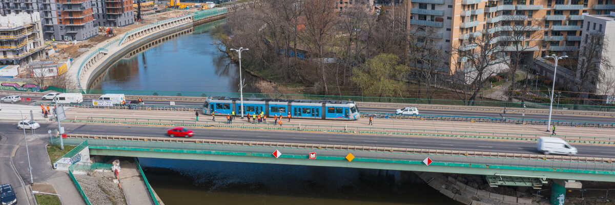 Przełomowy moment dla linii na Popowice. Tramwaje wjechały na most Dmowskiego [ZDJĘCIA]