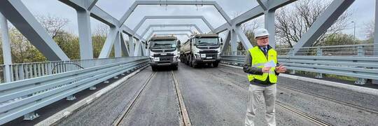Tramwaj na Nowy Dwór. Wiadukt nad torami jest gotowy, wjechały na niego ciężarówki [ZDJĘCIA]