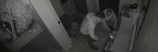 Wrocław: Włamanie w Wielki Piątek. Policja szuka tych mężczyzn [WIDEO Z MONITORINGU]