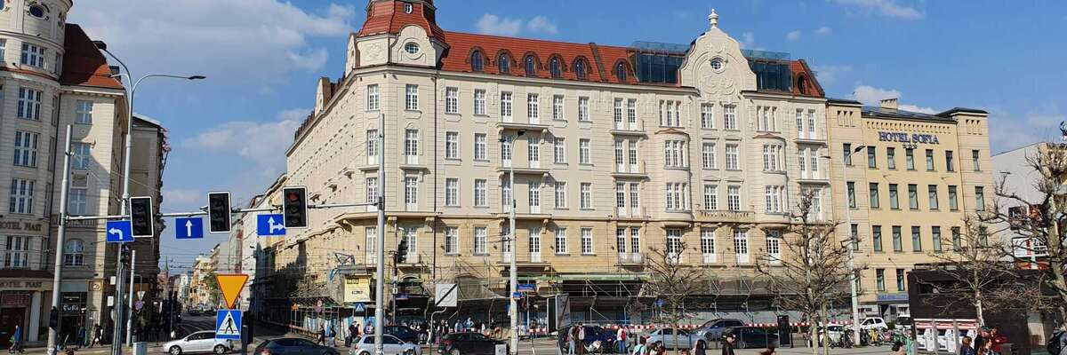Elewacja Hotelu Grand we Wrocławiu już po remoncie. Tak wygląda bez rusztowań [ZDJĘCIA]