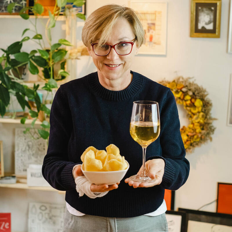 Pociąg do wina: kieliszek hiszpańskiego wina - białe, czerwone, różowe do wyboru + tapas wegański i mięsny do wyboru - guacamole z hiszpańską papryką pimiento del piquillo lub hiszpańska sobrasada + miód / fot. Ola Kaszubowska