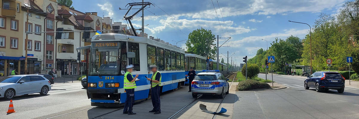 Wypadek na Hallera. Duże utrudnienia po zderzeniu tramwaju z radiowozem [ZDJĘCIA]