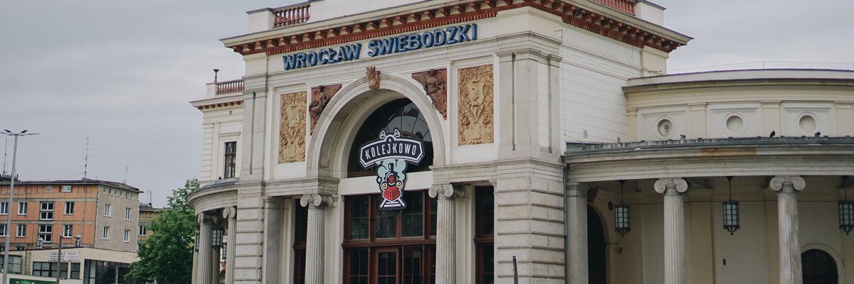 Pociągi wrócą na Świebodzki! Rząd rozplanował kolejną pulę pieniędzy na Kolej+