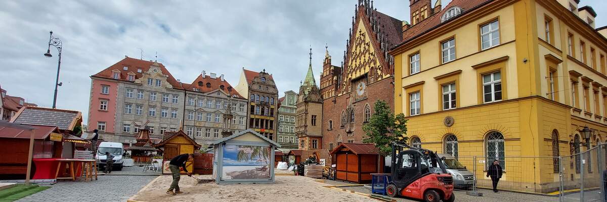Przed wrocławskim Ratuszem powstaje piaszczysta plaża. Otwarcie już w ten weekend [ZDJĘCIA]