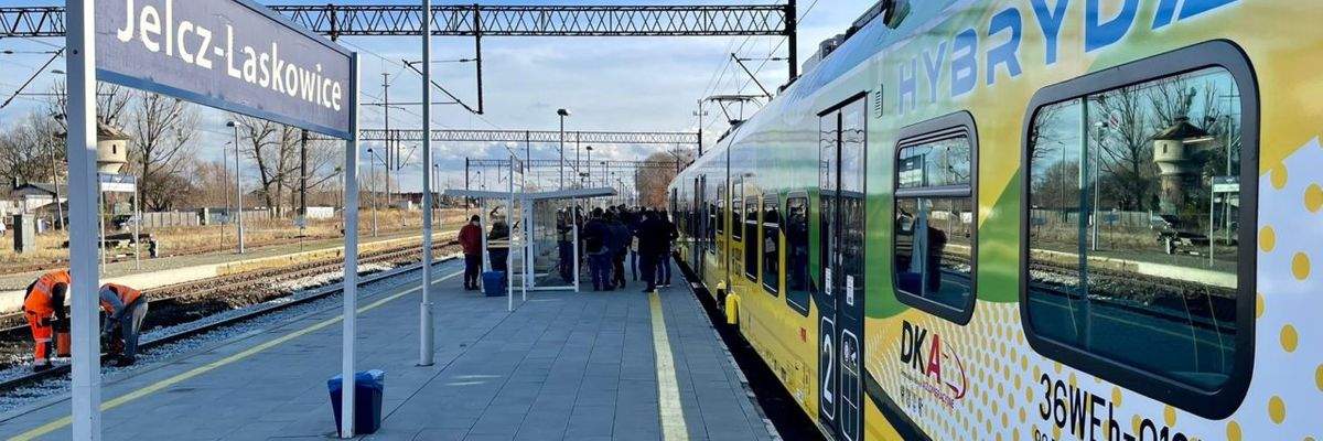 Pociąg do Jelcza jeździ już 4 miesiące, a kierowcy ciągle zaskoczeni. Czy musi dojść do tragedii?
