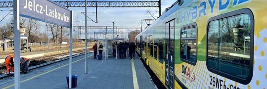Pociąg do Jelcza jeździ już 4 miesiące, a kierowcy ciągle zaskoczeni. Czy musi dojść do tragedii?
