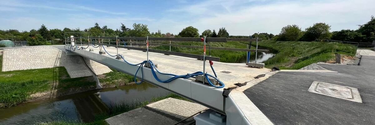 Nowy mostek nad Ślęzą nabrał już kształtów. Połączenie Muchoborów coraz bliżej [ZDJĘCIA]