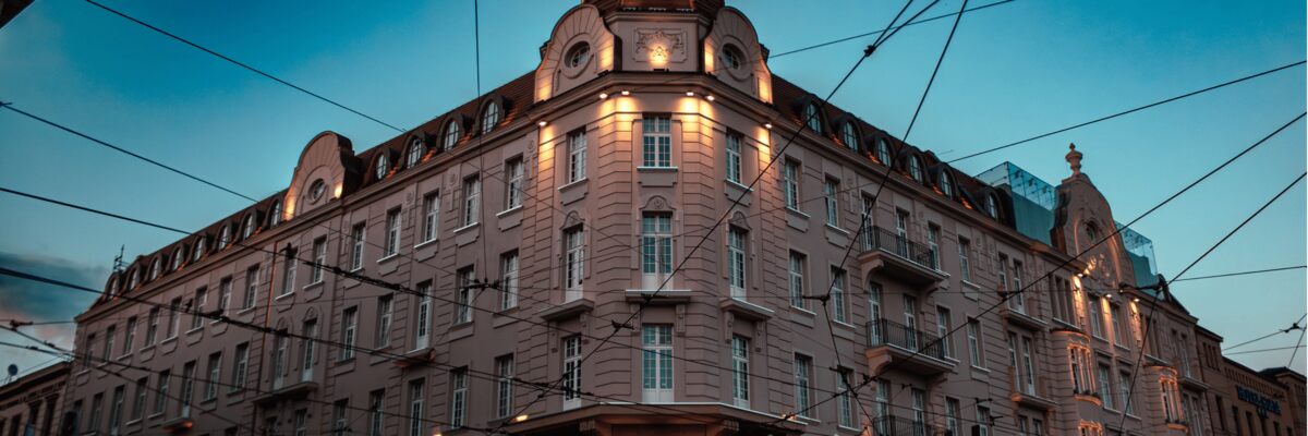 Wrocław: Elewacja Hotelu Grand gotowa. Jest już nawet iluminacja [ZDJĘCIA]