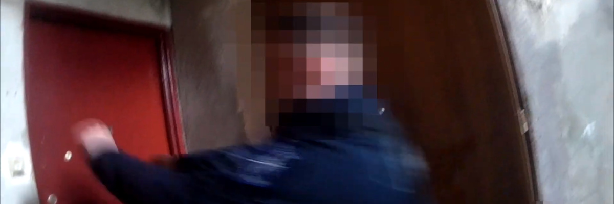 Wrocław: Policjanci wyważyli drzwi do mieszkania 72-latki. Mamy nagranie z akcji [WIDEO]